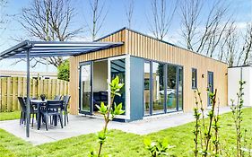 Stunning home in Heinkenszand with WiFi, 3 Bedrooms&Heated swimming pool