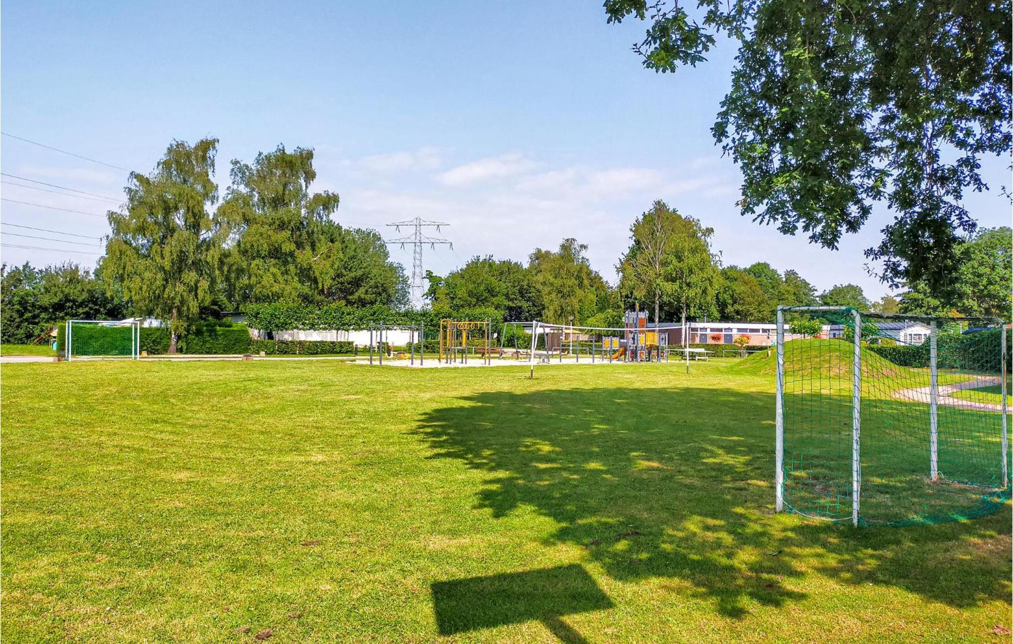 Stunning home in Heinkenszand with WiFi, 3 Bedrooms&Heated swimming pool Buitenkant foto